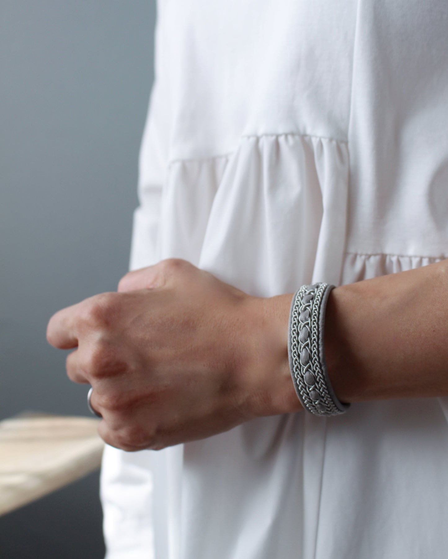 【受注制作】レザーの風合いを生かした、ライトグレーのブレスレット