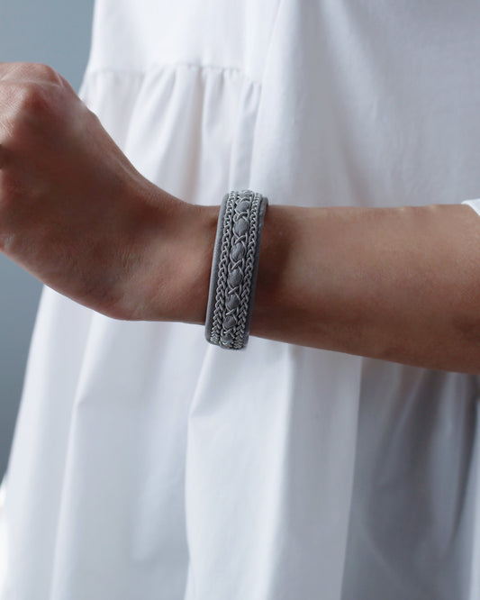 【受注制作】レザーの風合いを生かした、ライトグレーのブレスレット