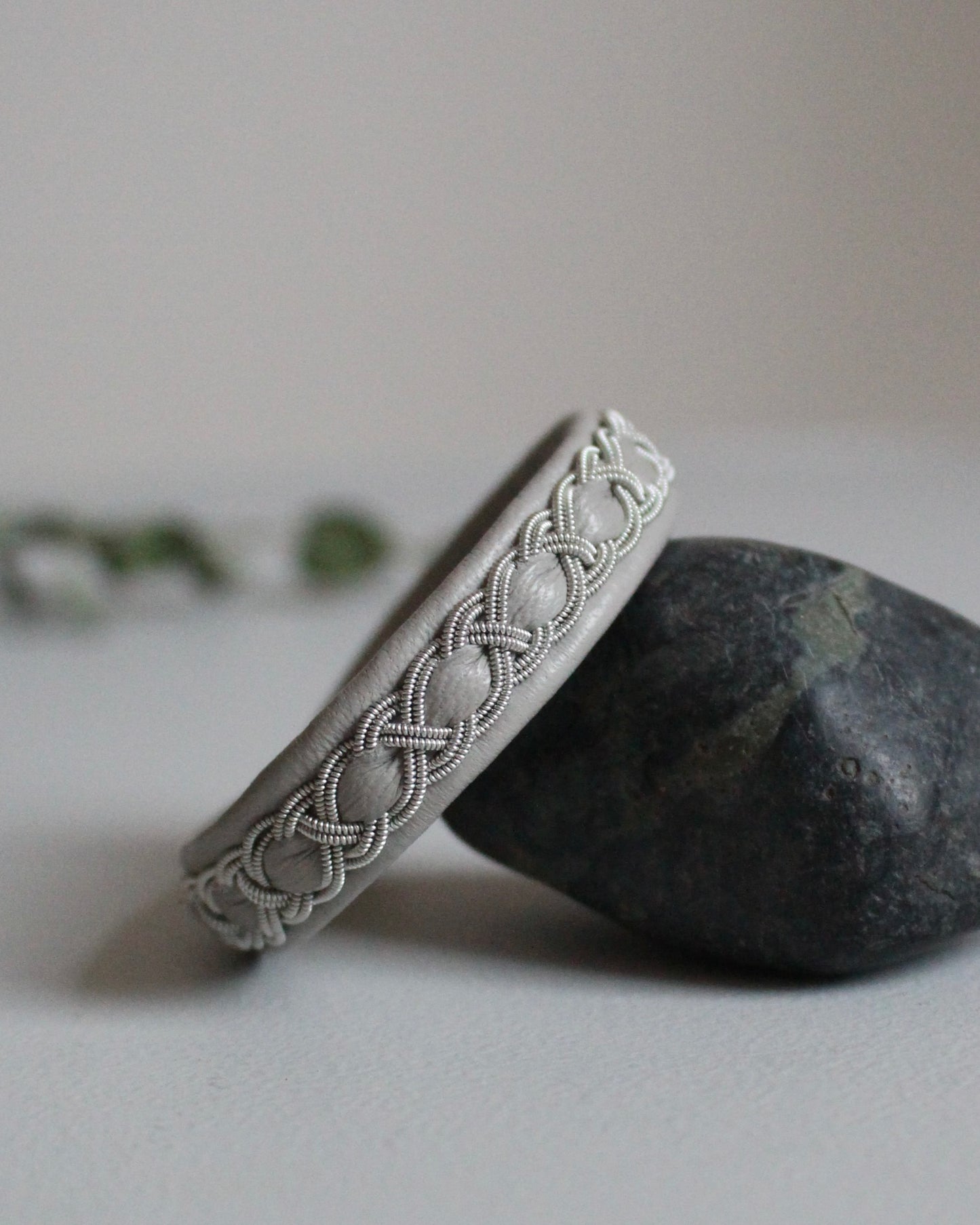 やさしくなじむライトグレーの細めブレス