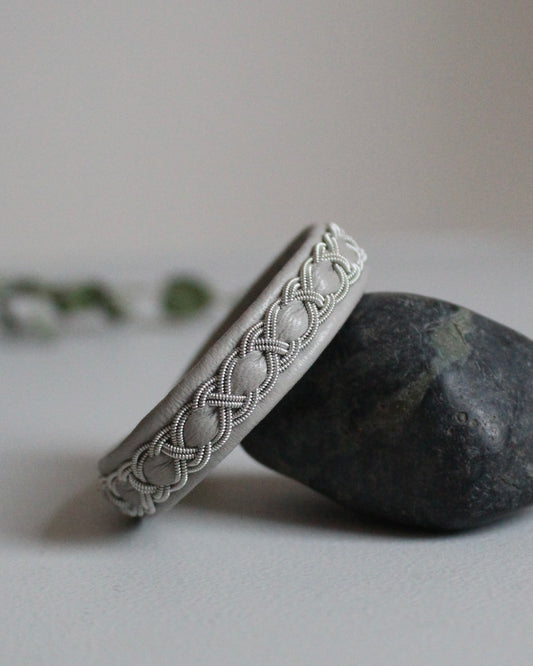 やさしくなじむライトグレーの細めブレス