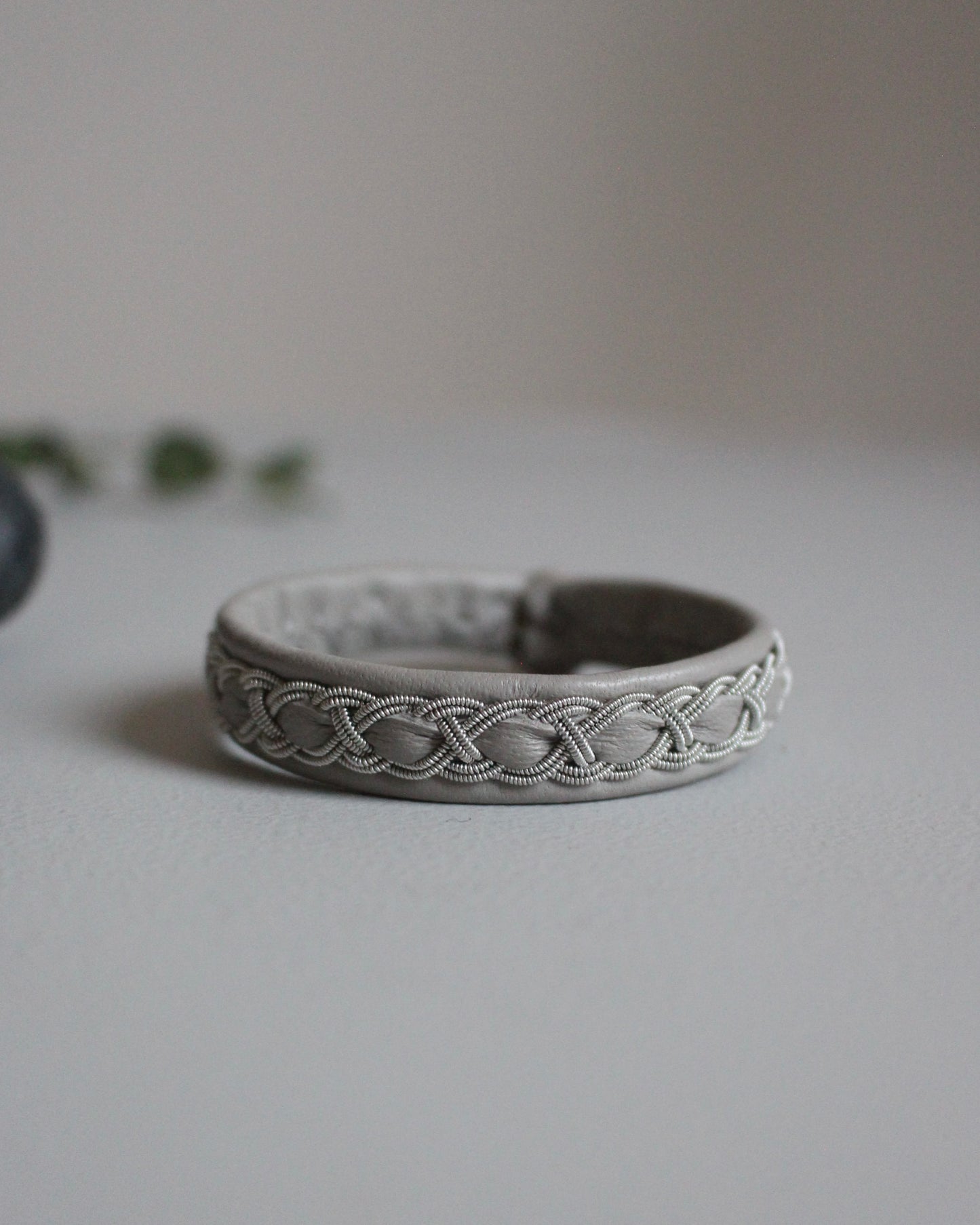 やさしくなじむライトグレーの細めブレス