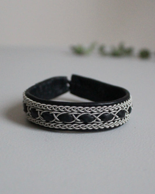 【即納】編み模様で整える、ブラックミドルブレス