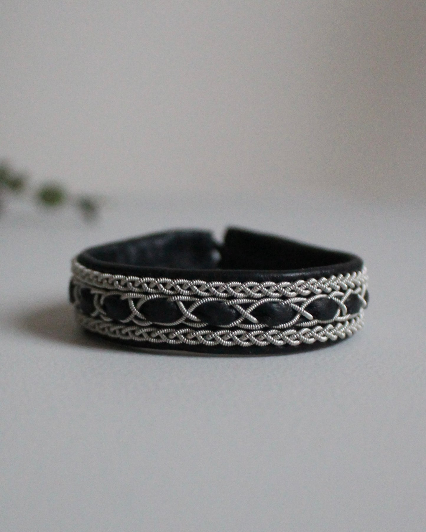 【即納】編み模様で整える、ブラックミドルブレス