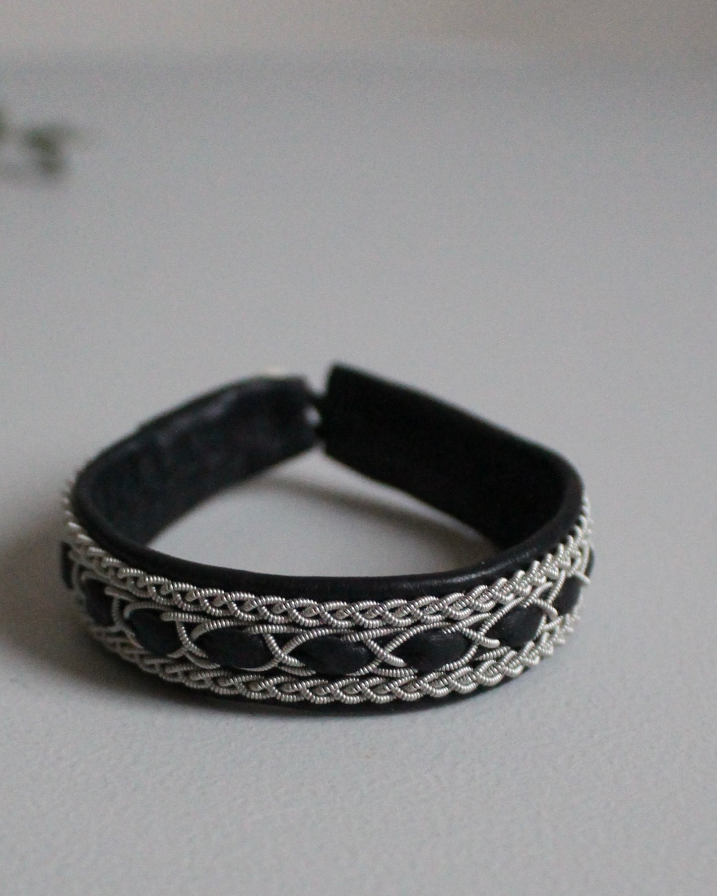 【即納】編み模様で整える、ブラックミドルブレス