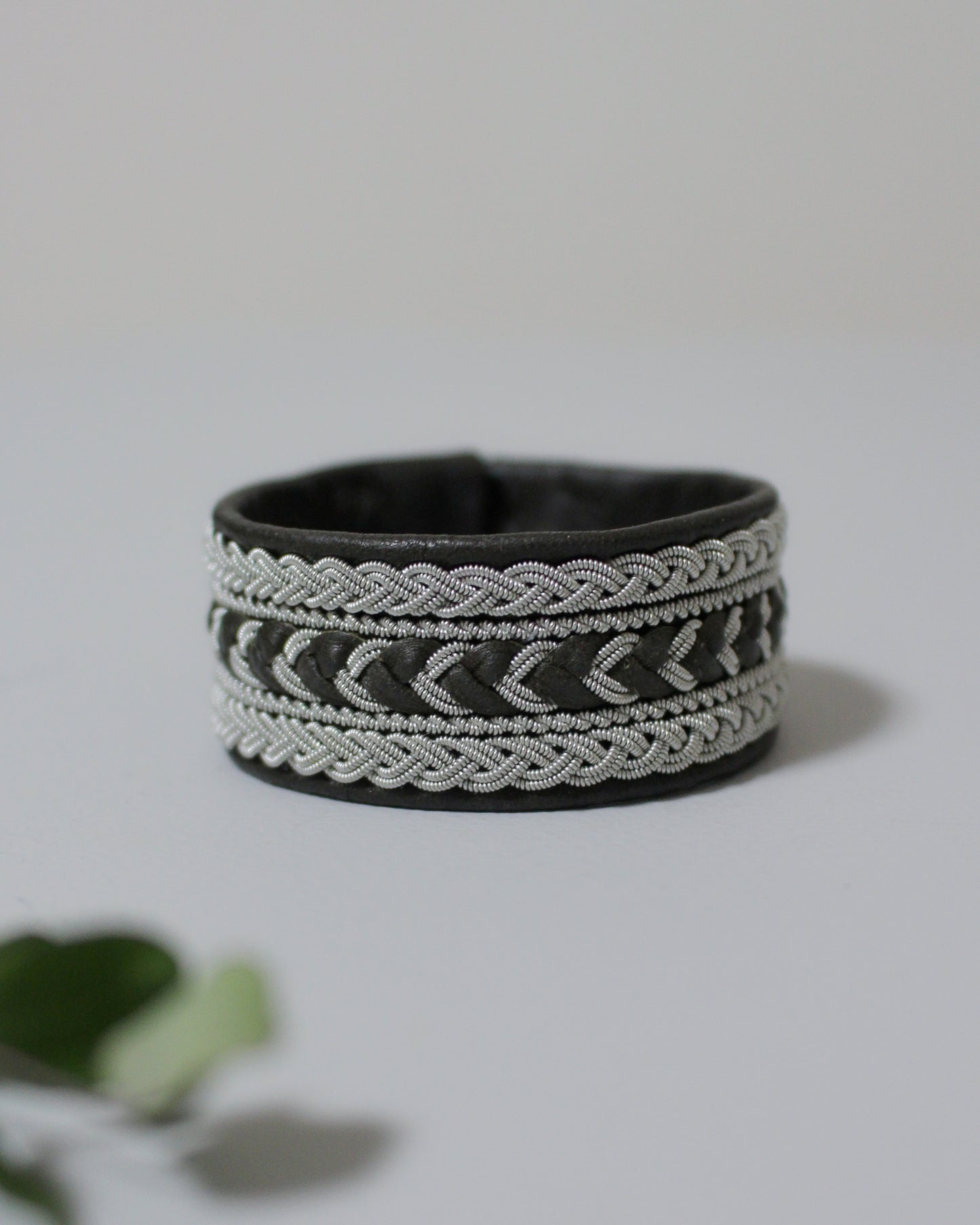 静かに映える、フォレストグリーンのワイドブレス|受注制作