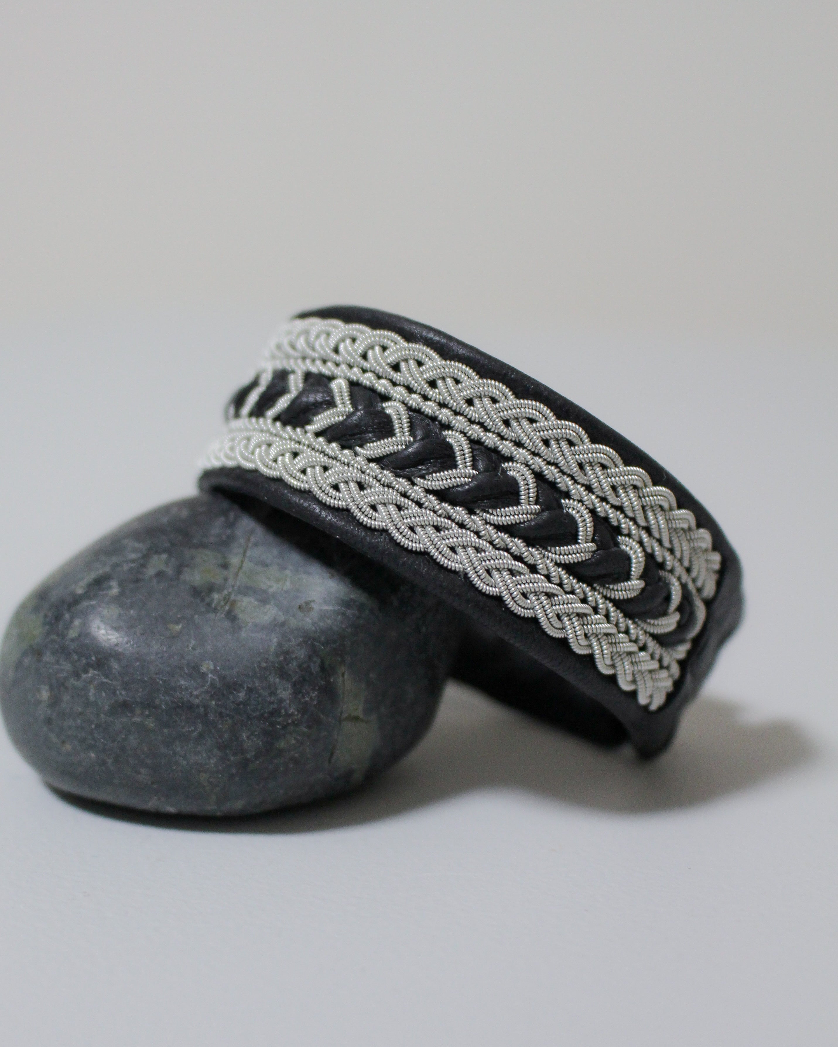 AINOA|ワイドブレスレット|ブラック|トナカイレザー|革製品