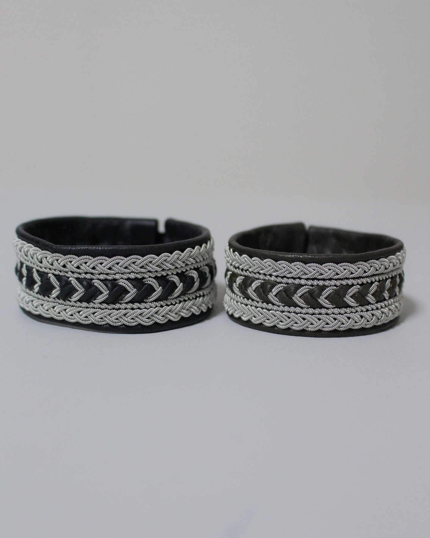 静かに映える、フォレストグリーンのワイドブレス|受注制作