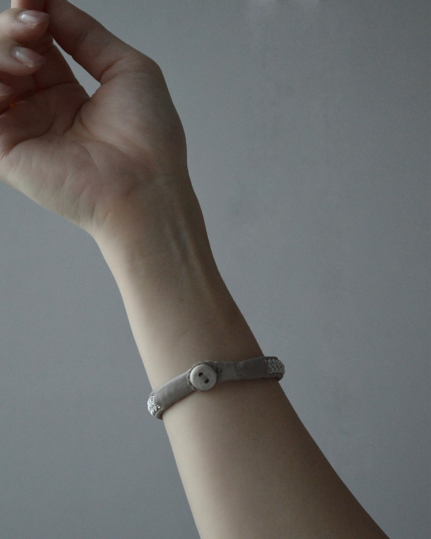 重ねてひとつ、2本仕立てのグレージュブレス|受注制作