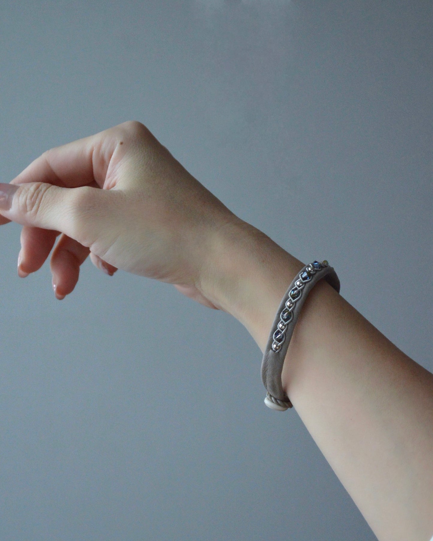 重ねてひとつ、2本仕立てのグレージュブレス|受注制作