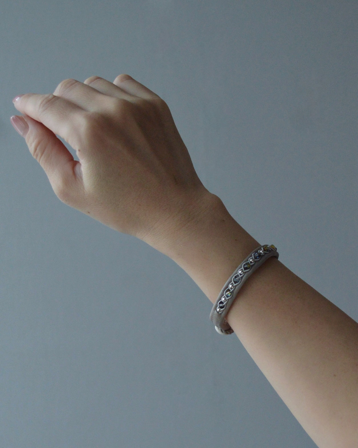 重ねてひとつ、2本仕立てのグレージュブレス|受注制作