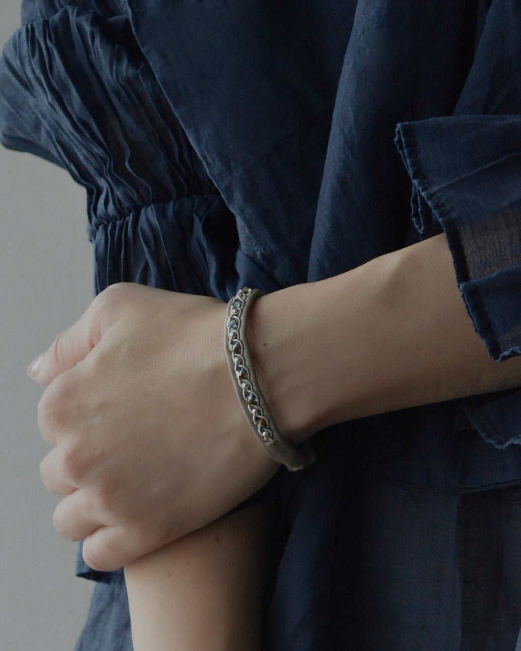 重ねてひとつ、2本仕立てのグレージュブレス|受注制作