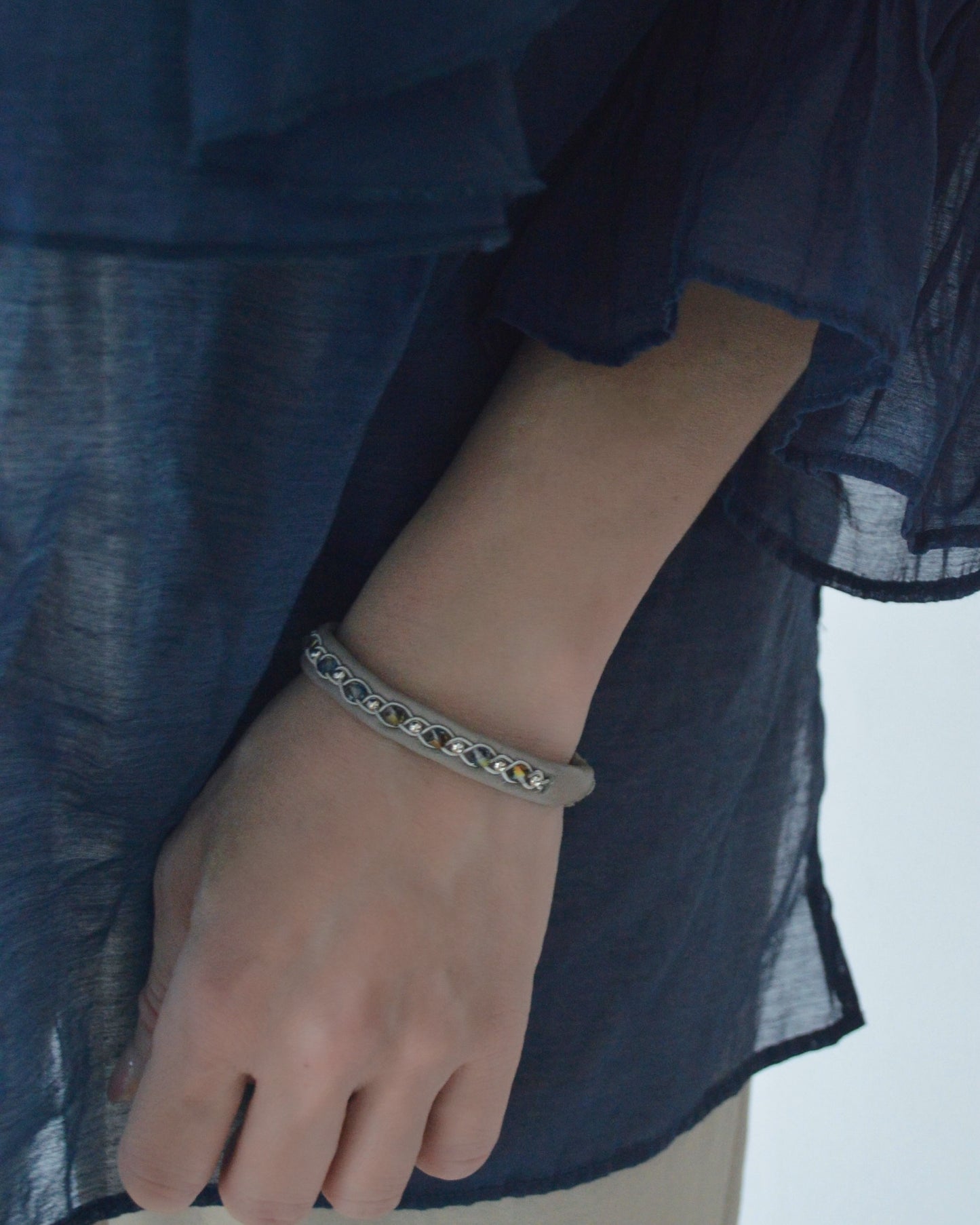 重ねてひとつ、2本仕立てのグレージュブレス|受注制作