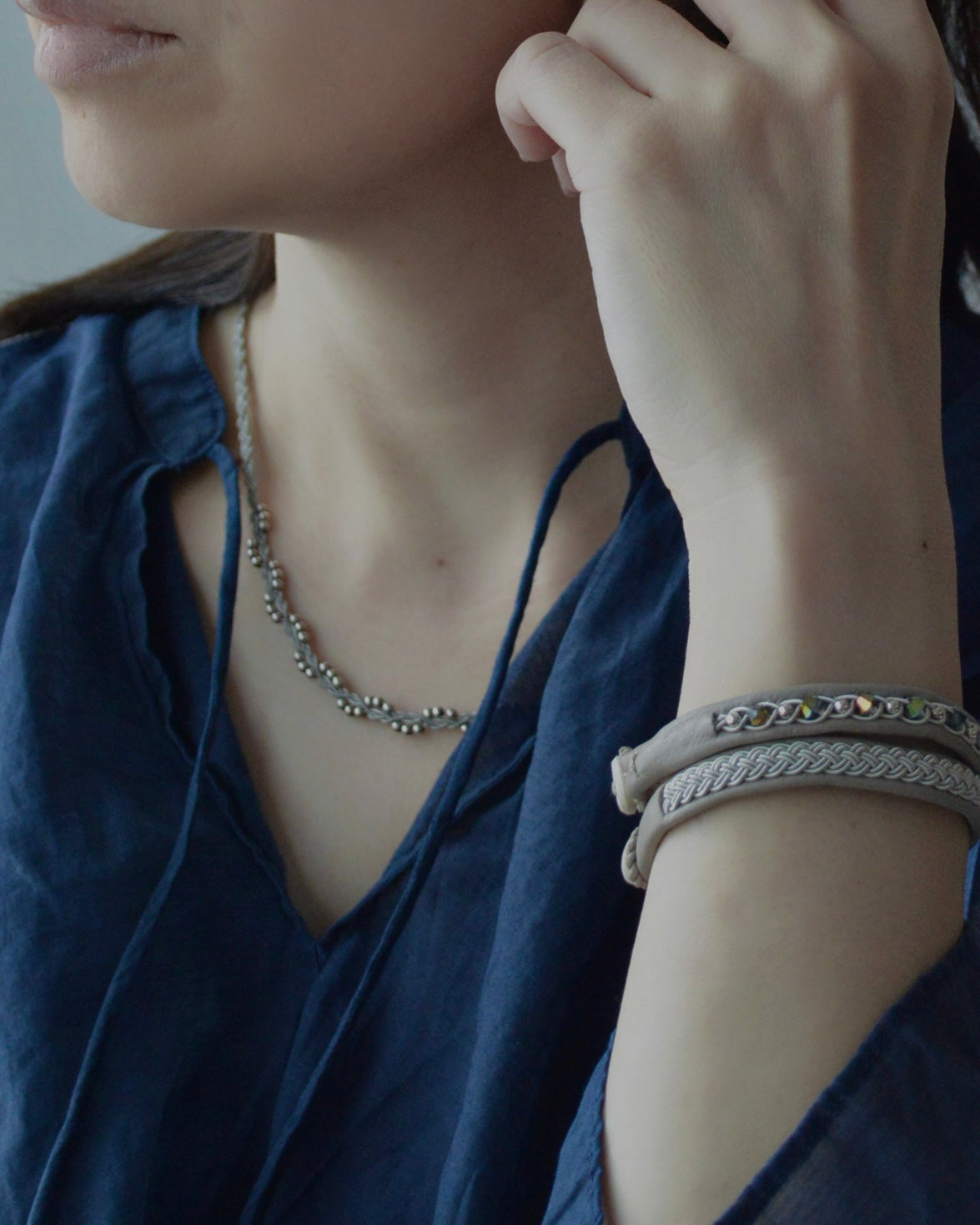 重ねてひとつ、2本仕立てのグレージュブレス|受注制作