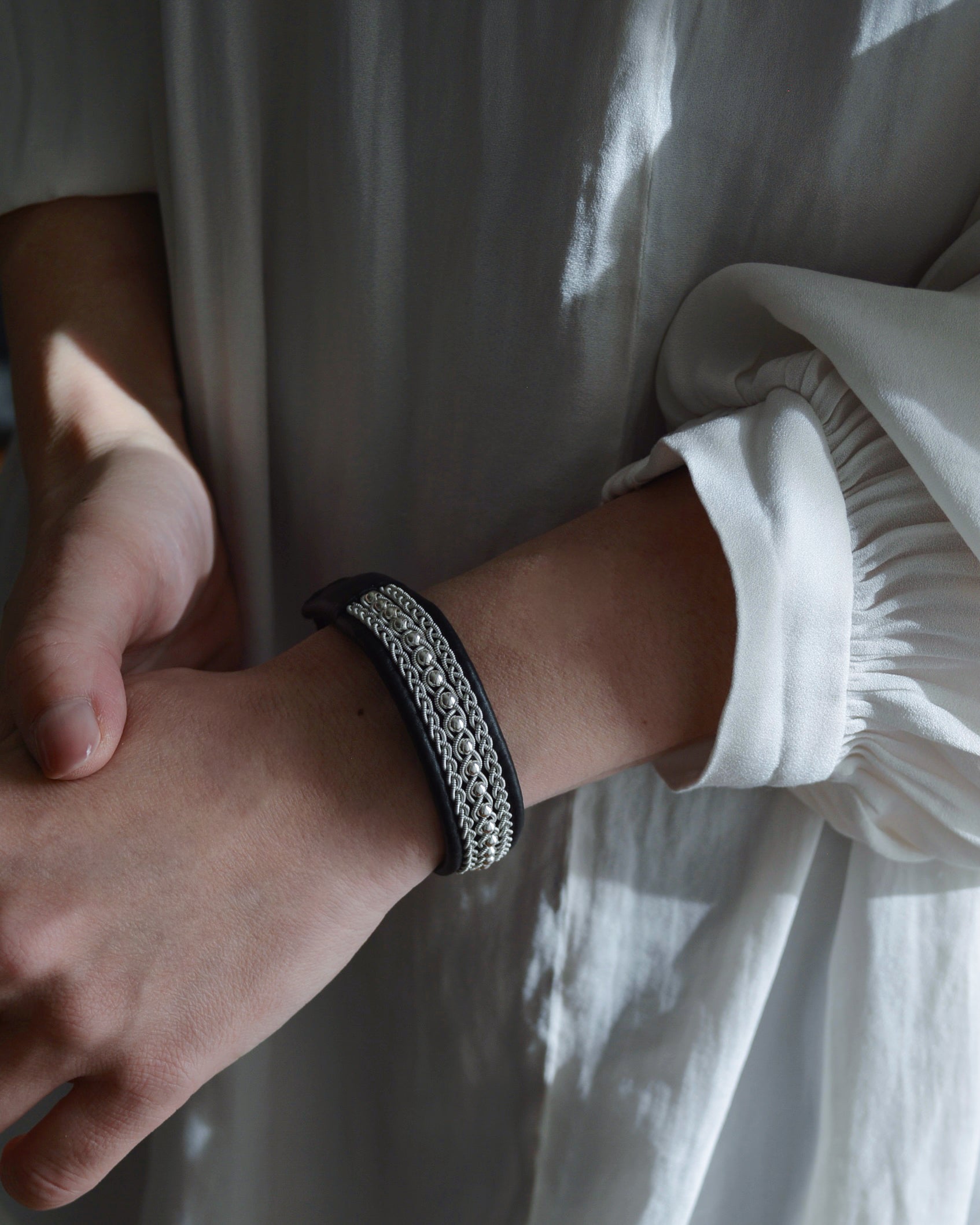 AINOA|ミドルブレスレット|ブラック|トナカイレザー|革製品