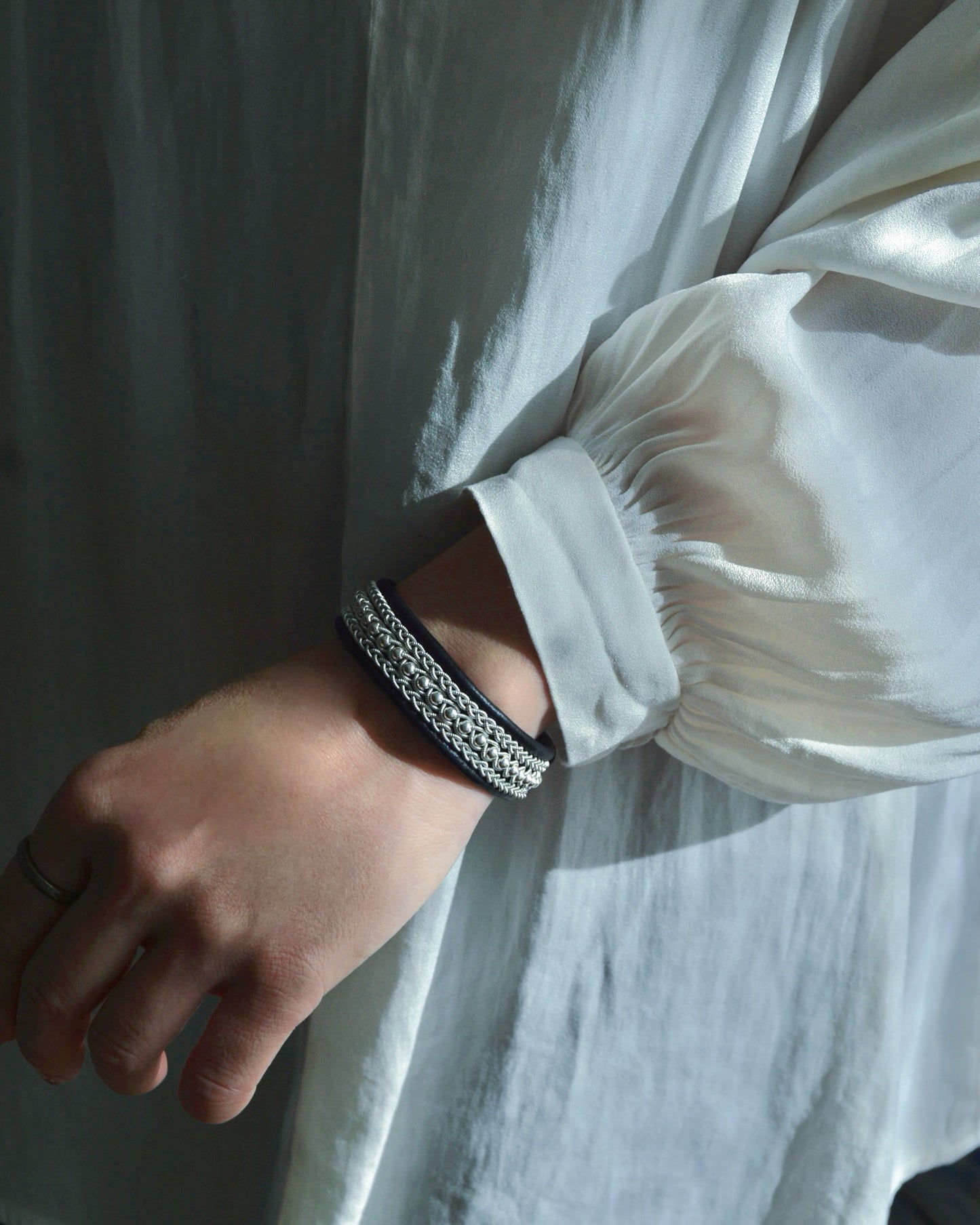 コントラストが引き締める、大人のブラックブレス|受注制作