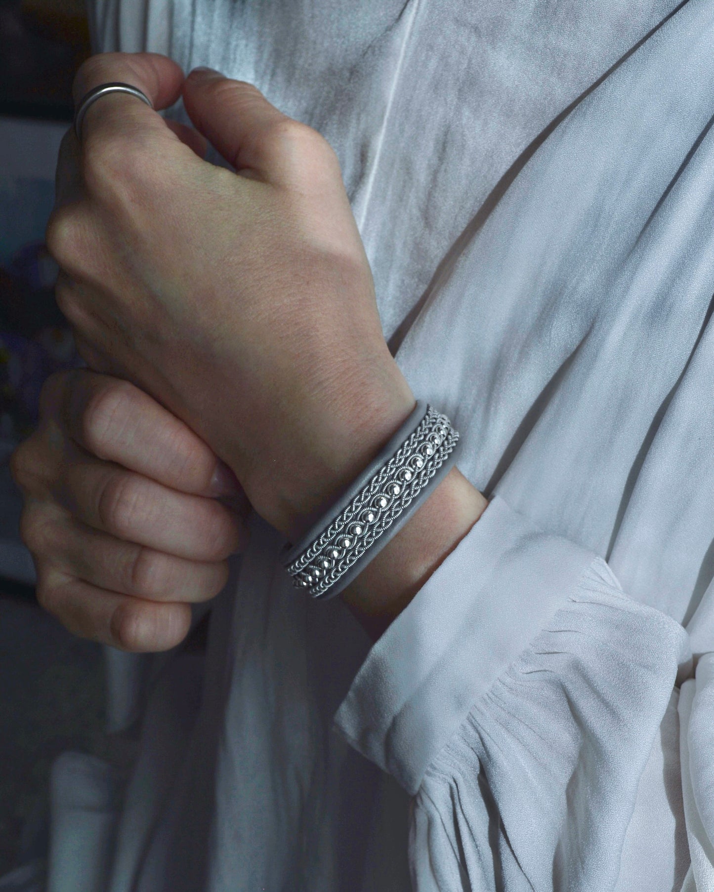 上品なシルバーラインのミドルブレス|受注制作