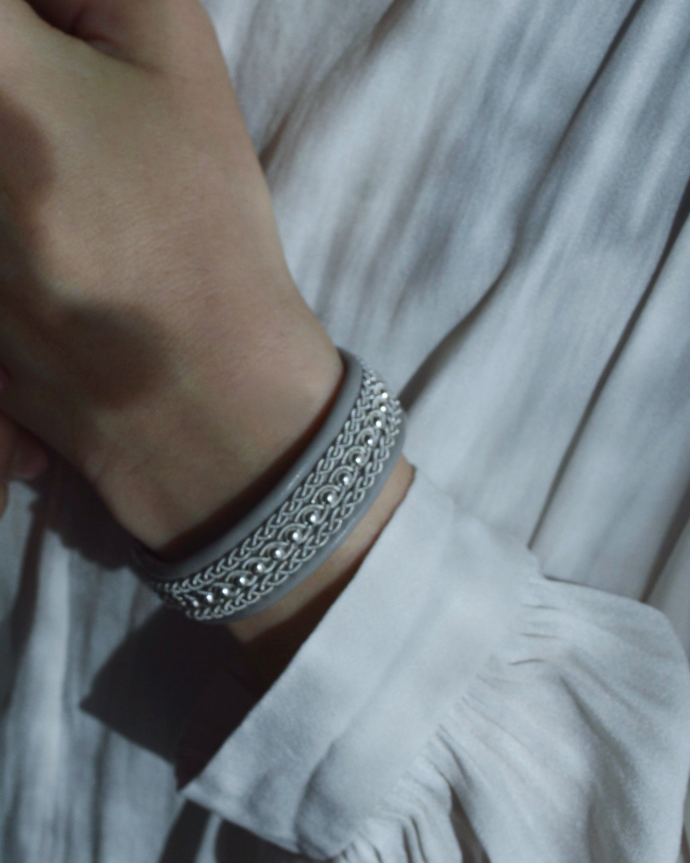 上品なシルバーラインのミドルブレス|受注制作