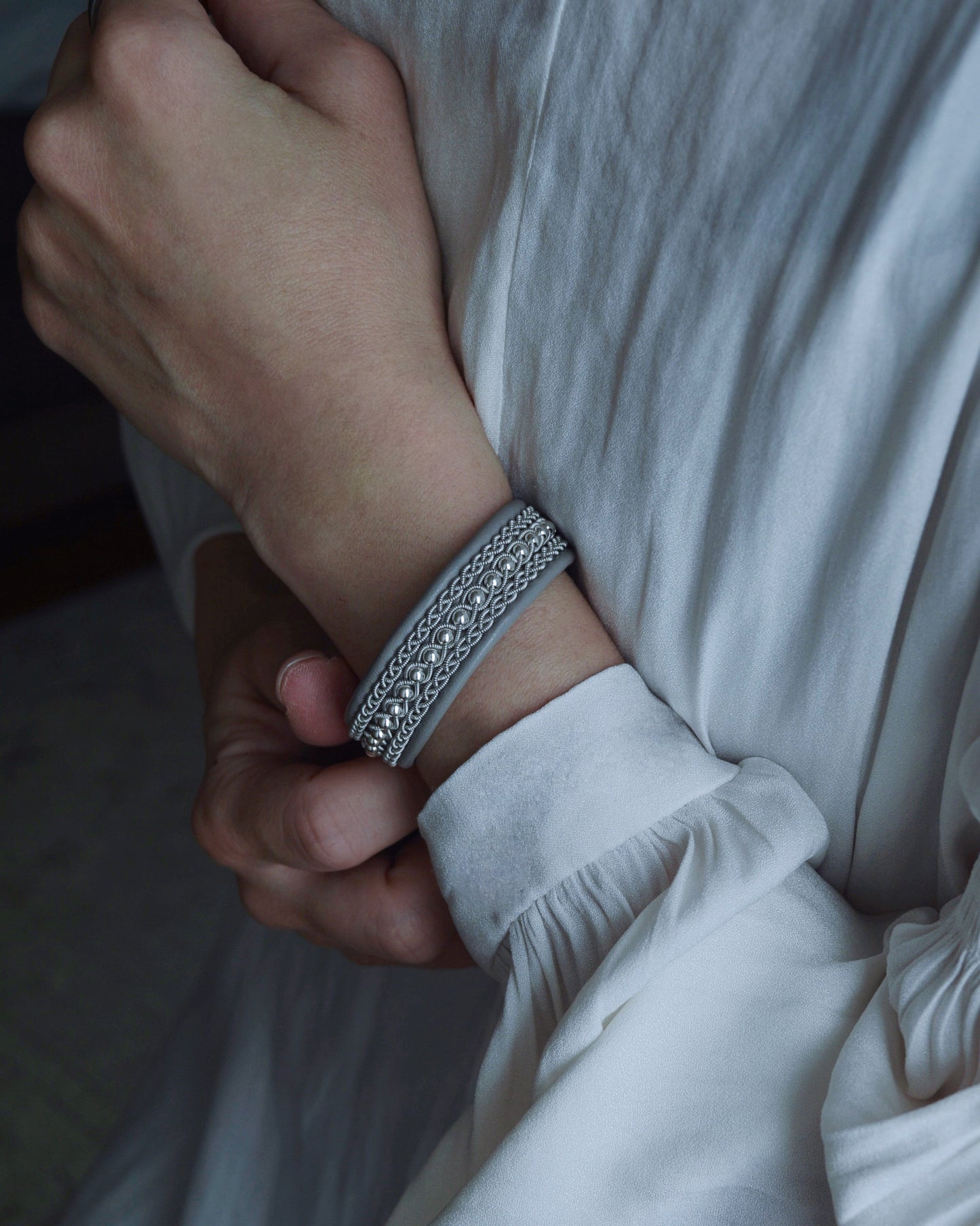 上品なシルバーラインのミドルブレス|受注制作