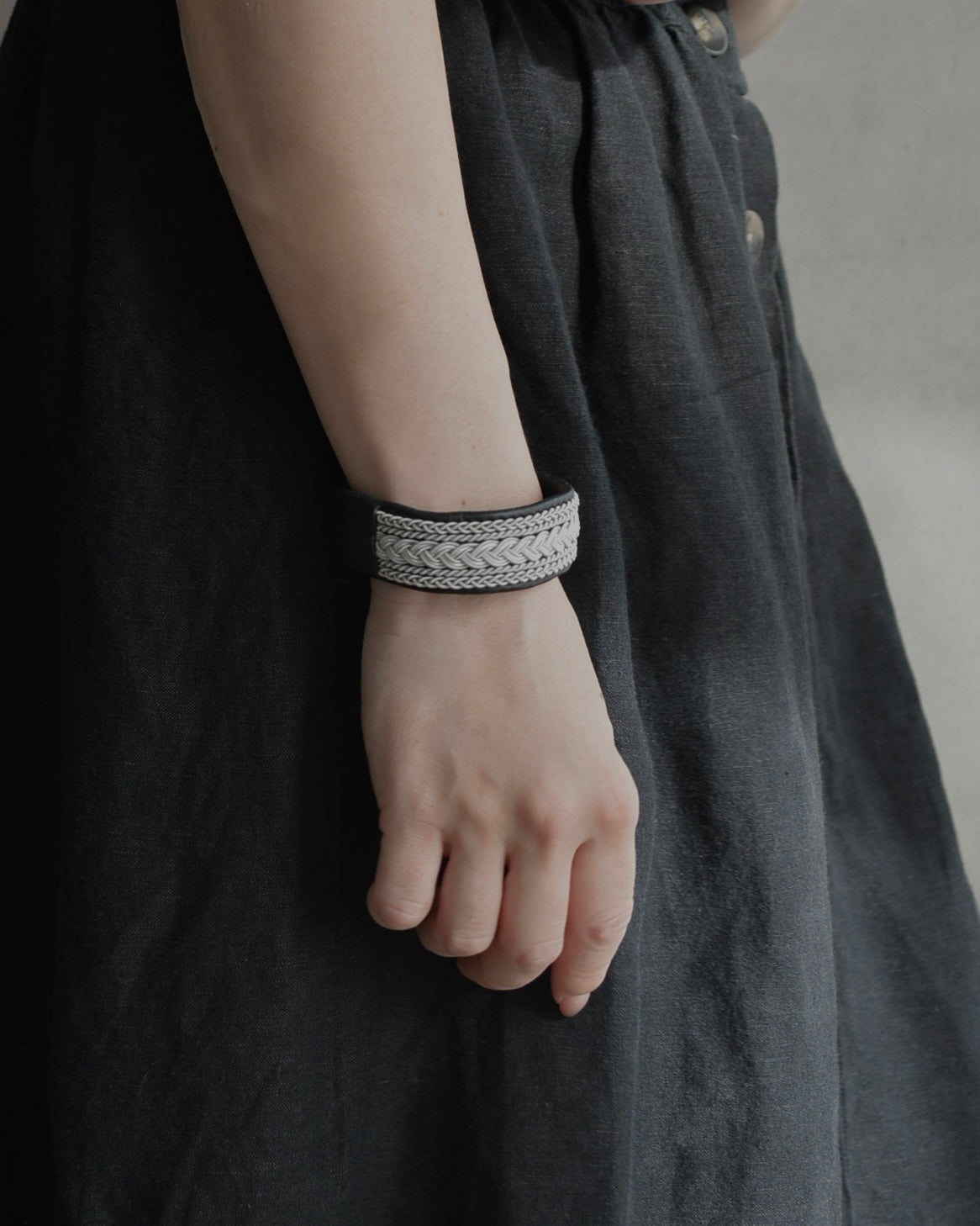 洗練されたモノトーンのワイドブレス｜受注制作