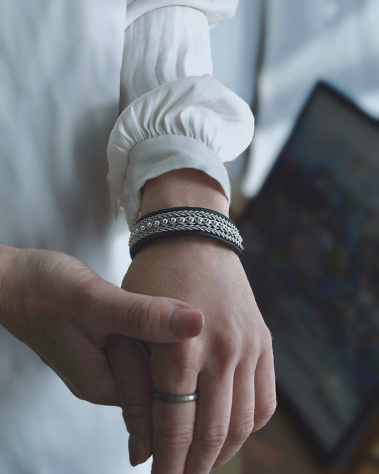 コントラストが引き締める、大人のブラックブレス|受注制作