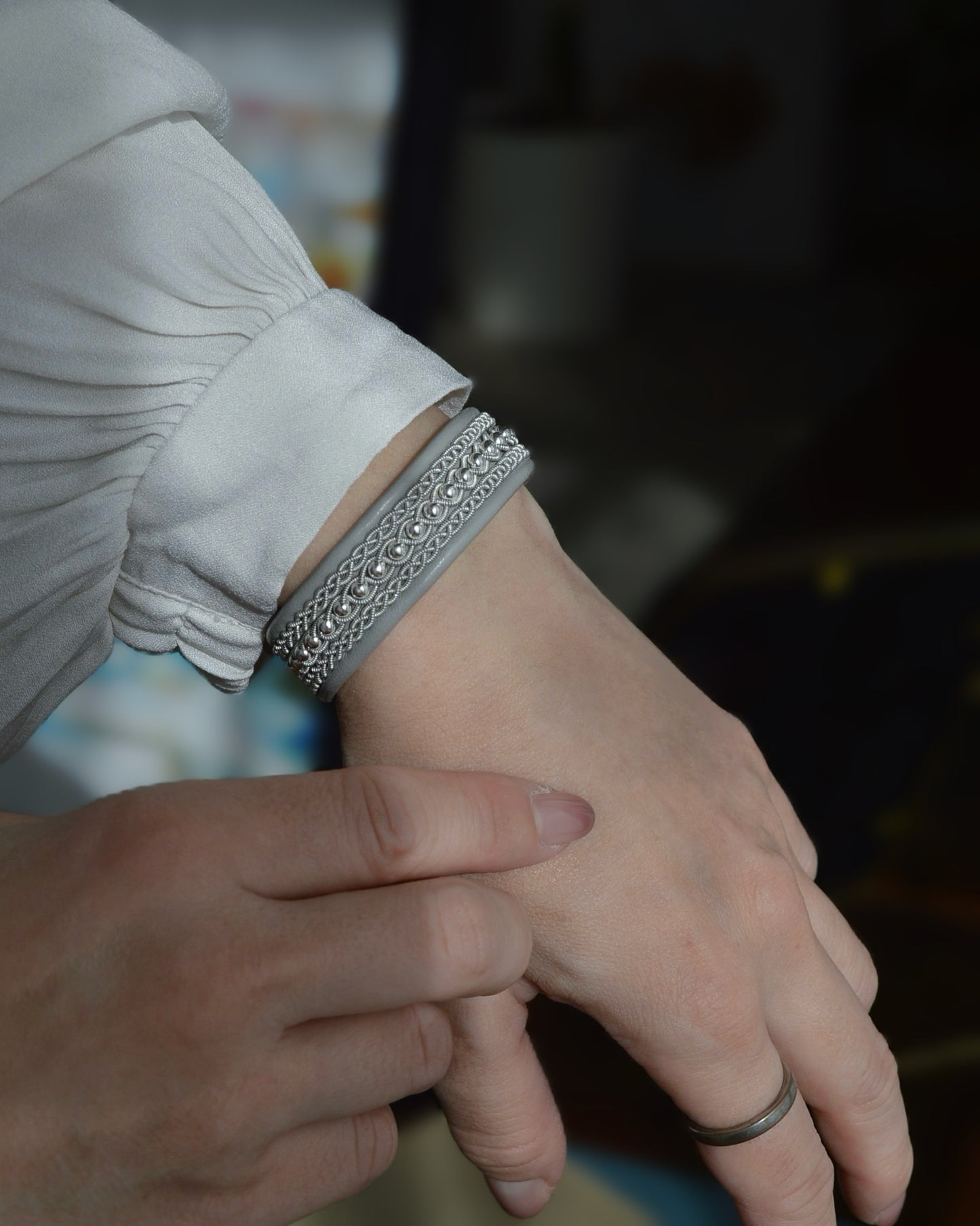 上品なシルバーラインのミドルブレス|受注制作