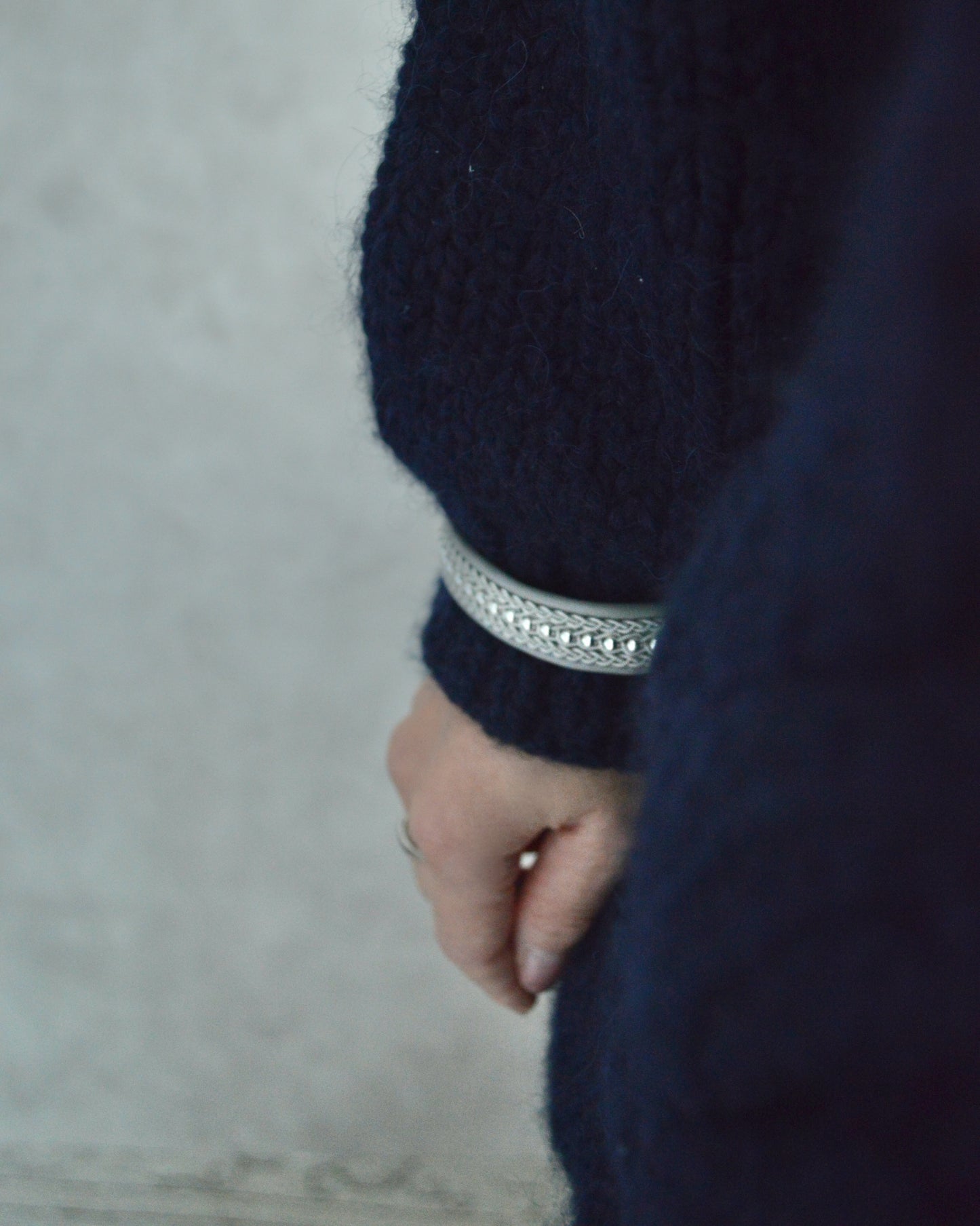 上品なシルバーラインのミドルブレス|受注制作