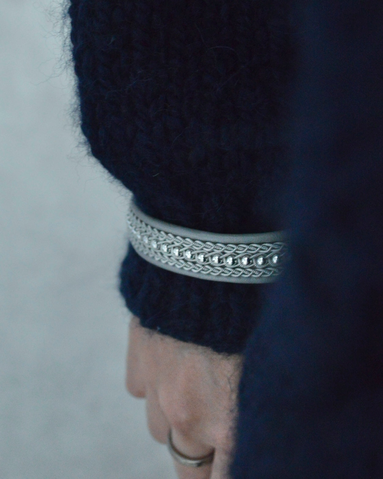 上品なシルバーラインのミドルブレス|受注制作