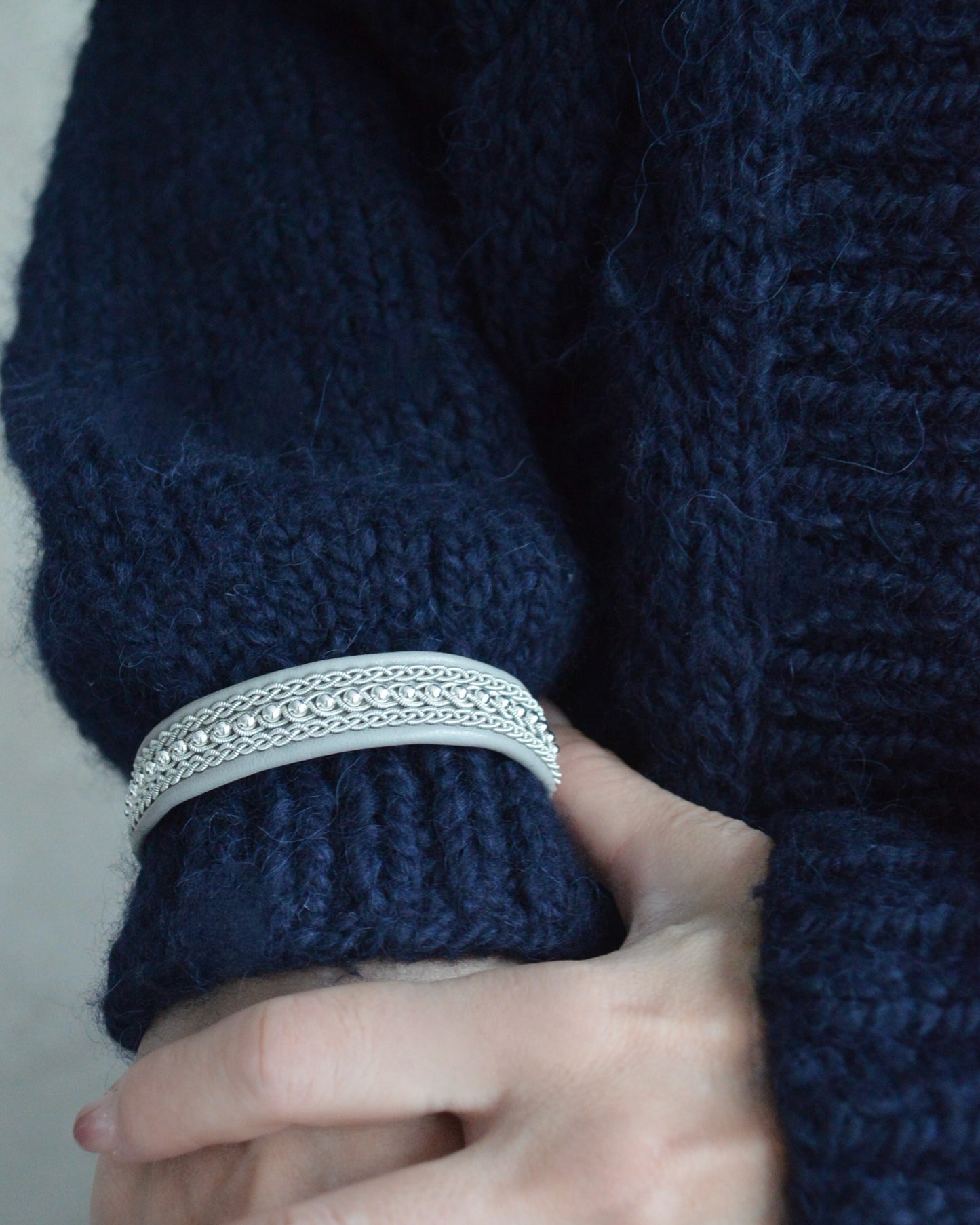 上品なシルバーラインのミドルブレス|受注制作