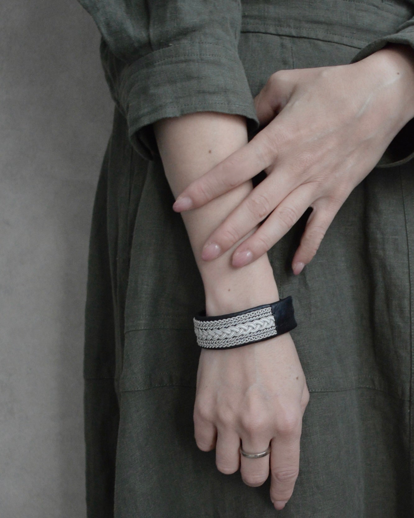 洗練されたモノトーンのワイドブレス｜受注制作