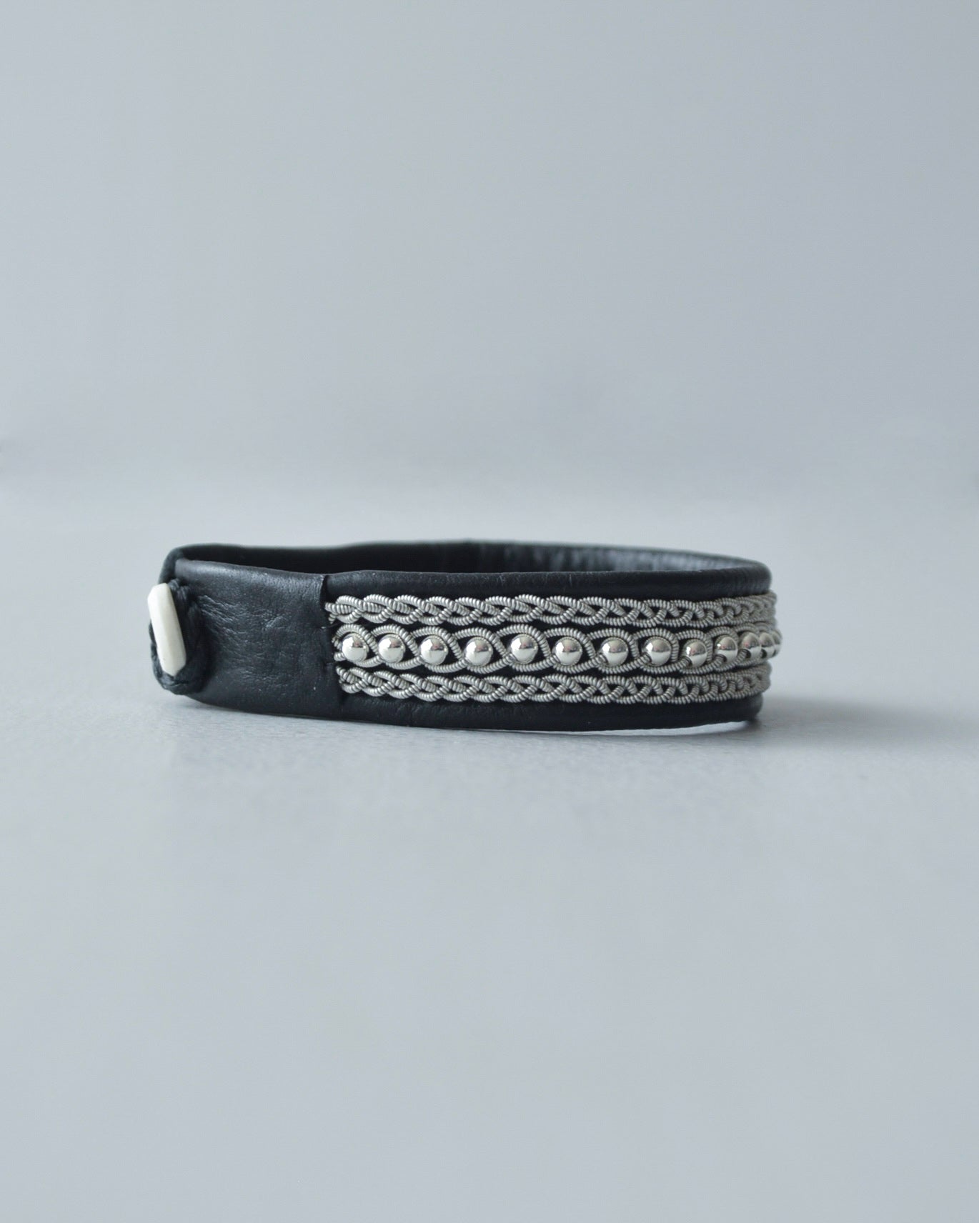 コントラストが引き締める、大人のブラックブレス|受注制作