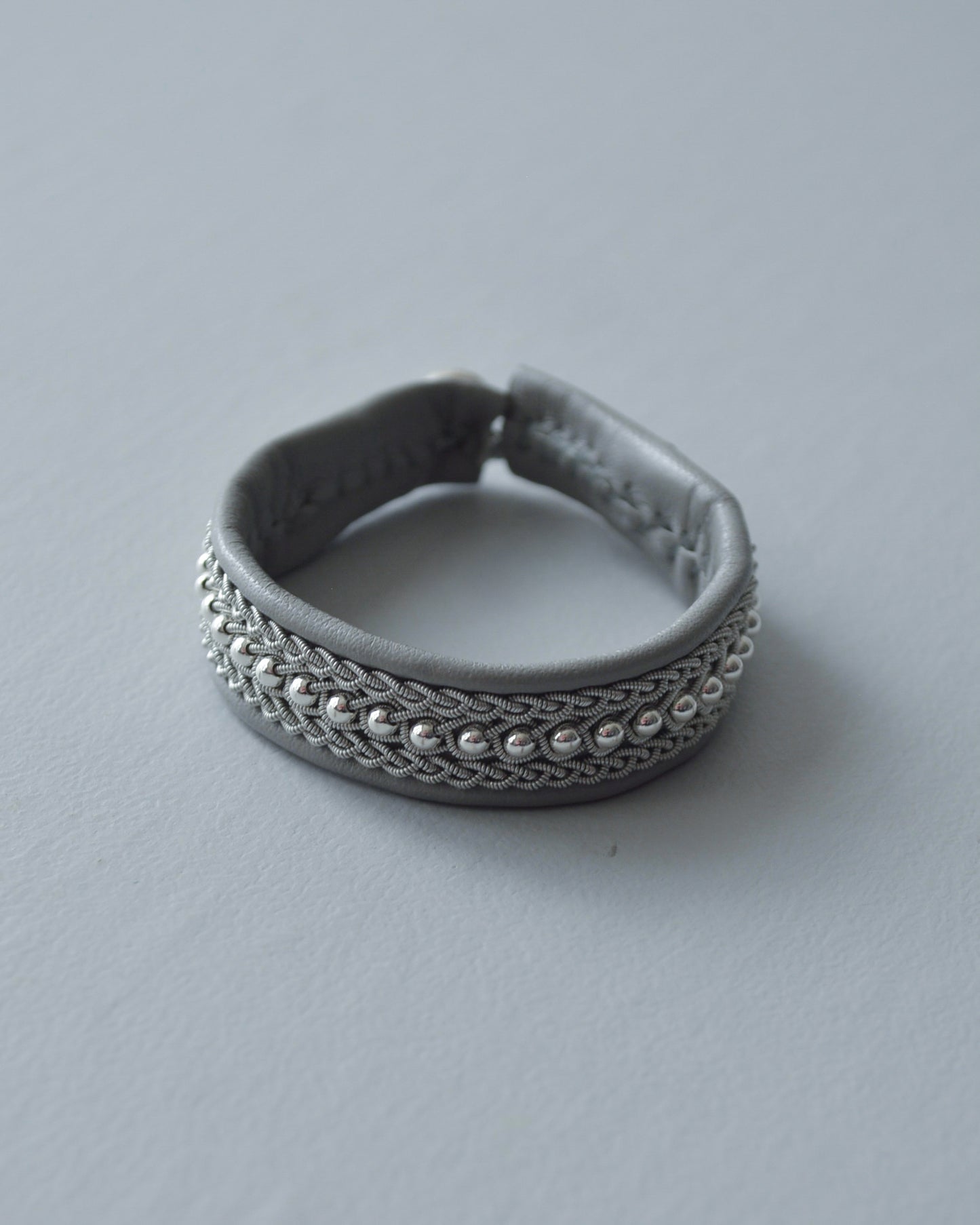 上品なシルバーラインのミドルブレス|受注制作