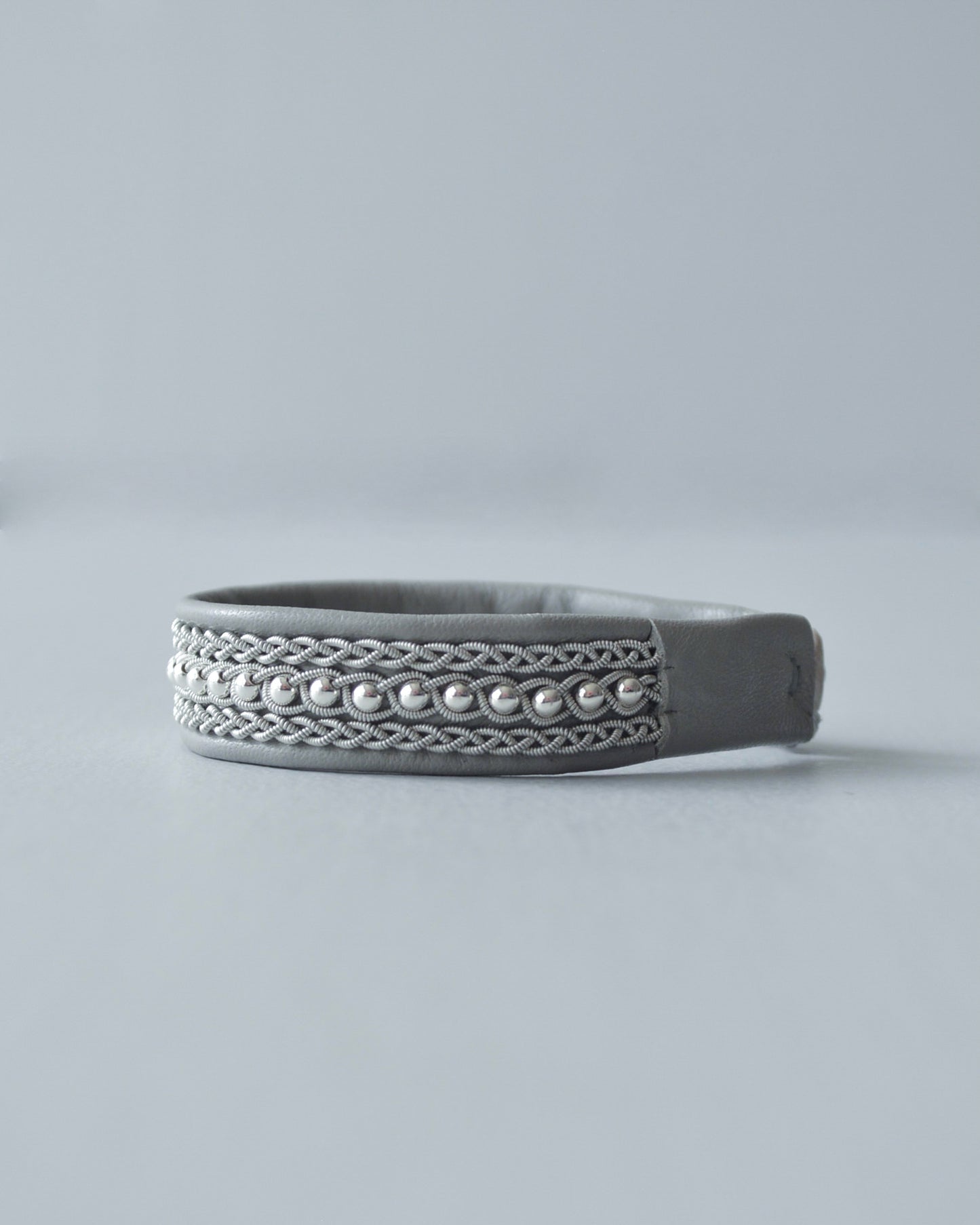 上品なシルバーラインのミドルブレス|受注制作