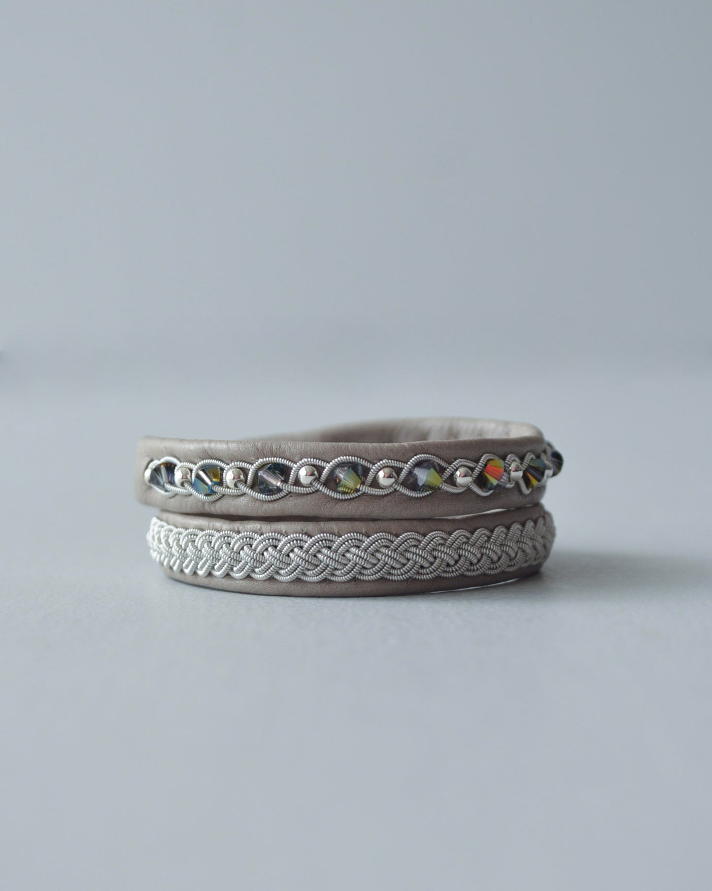 重ねてひとつ、2本仕立てのグレージュブレス|受注制作