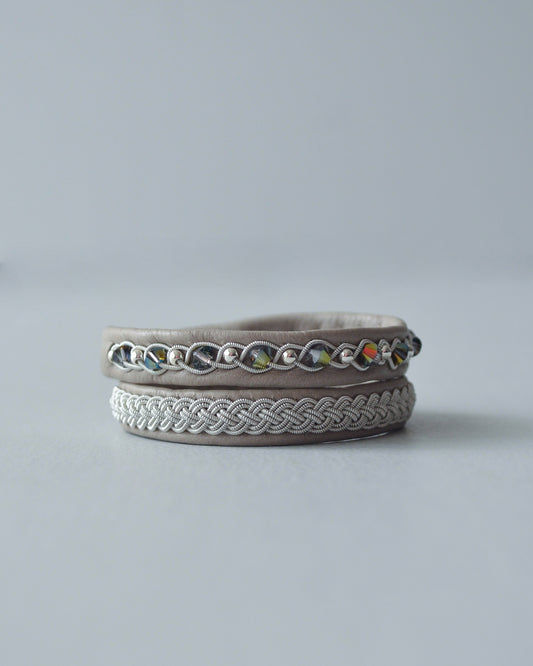 重ねてひとつ、2本仕立てのグレージュブレス|受注制作