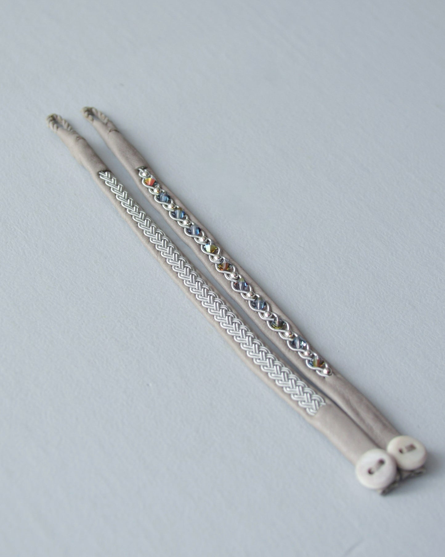 重ねてひとつ、2本仕立てのグレージュブレス|受注制作