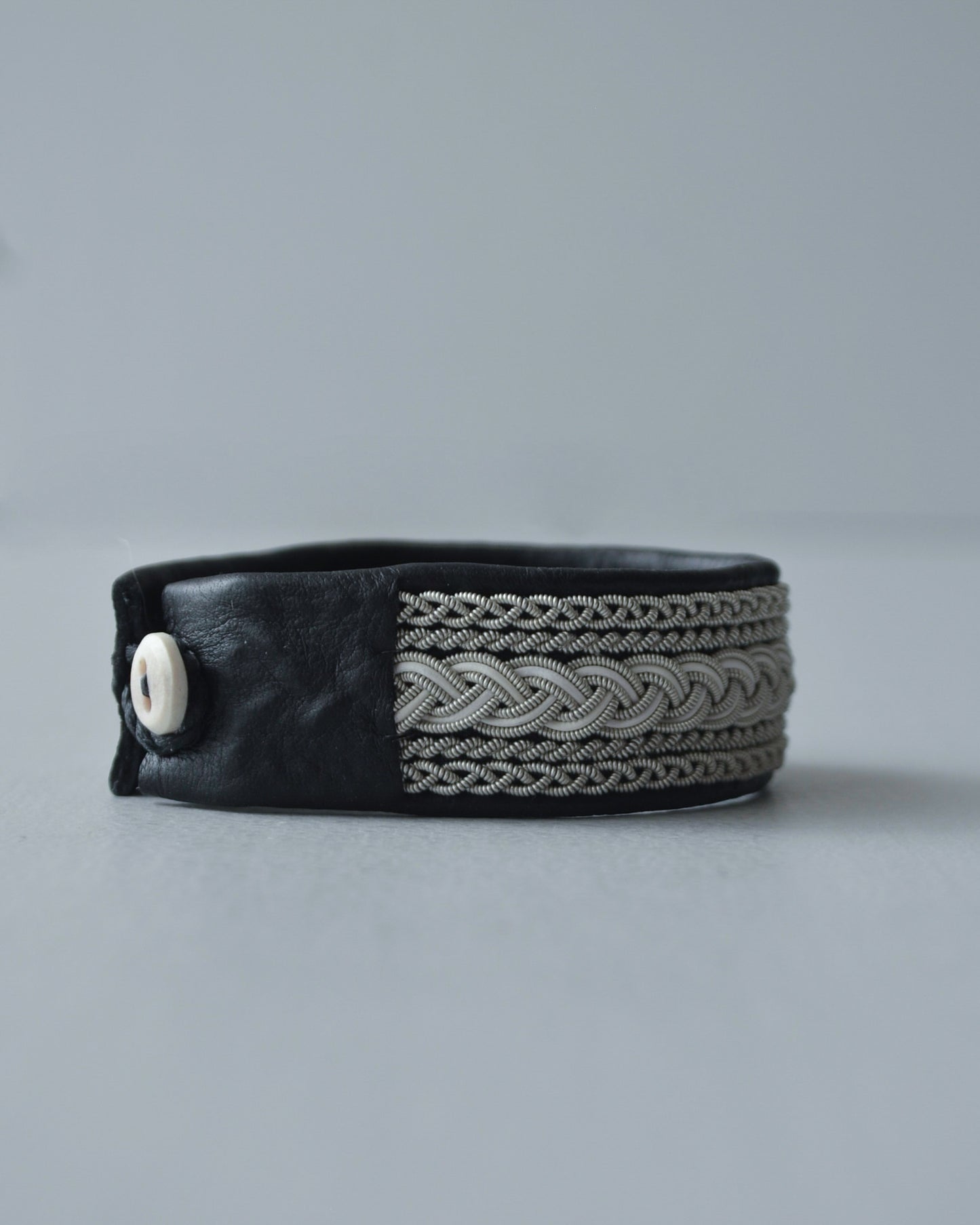 洗練されたモノトーンのワイドブレス｜受注制作