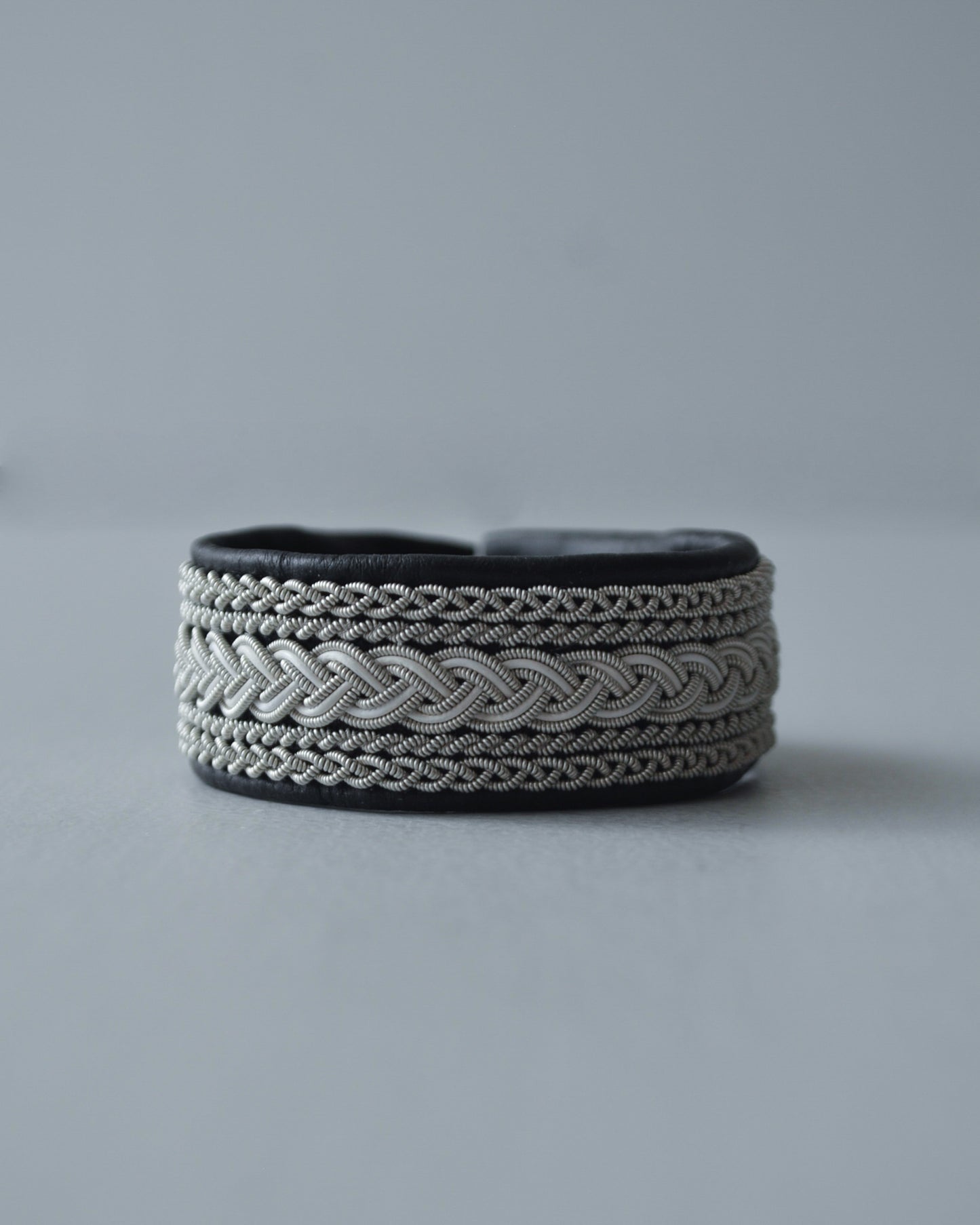 洗練されたモノトーンのワイドブレス｜受注制作