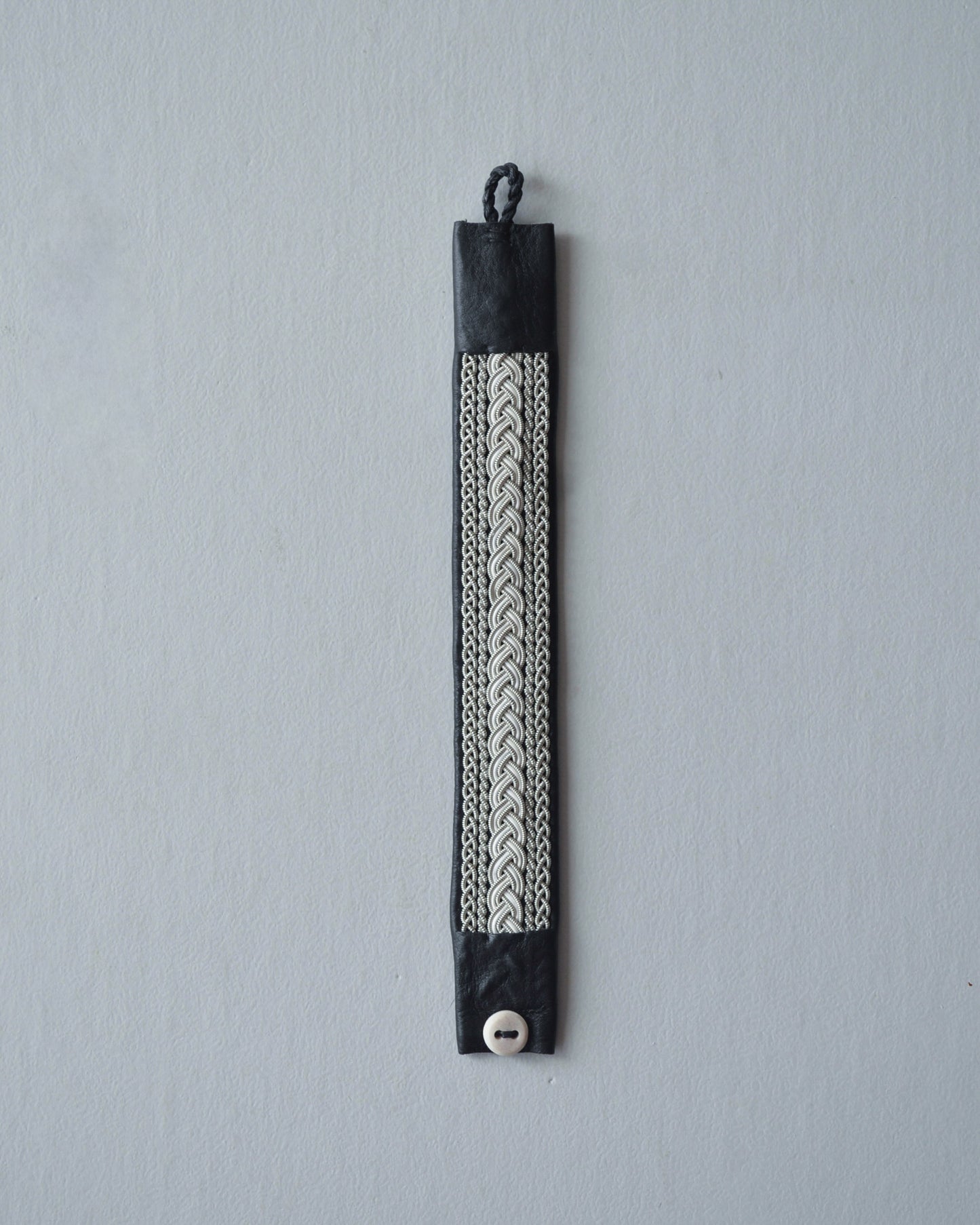 洗練されたモノトーンのワイドブレス｜受注制作