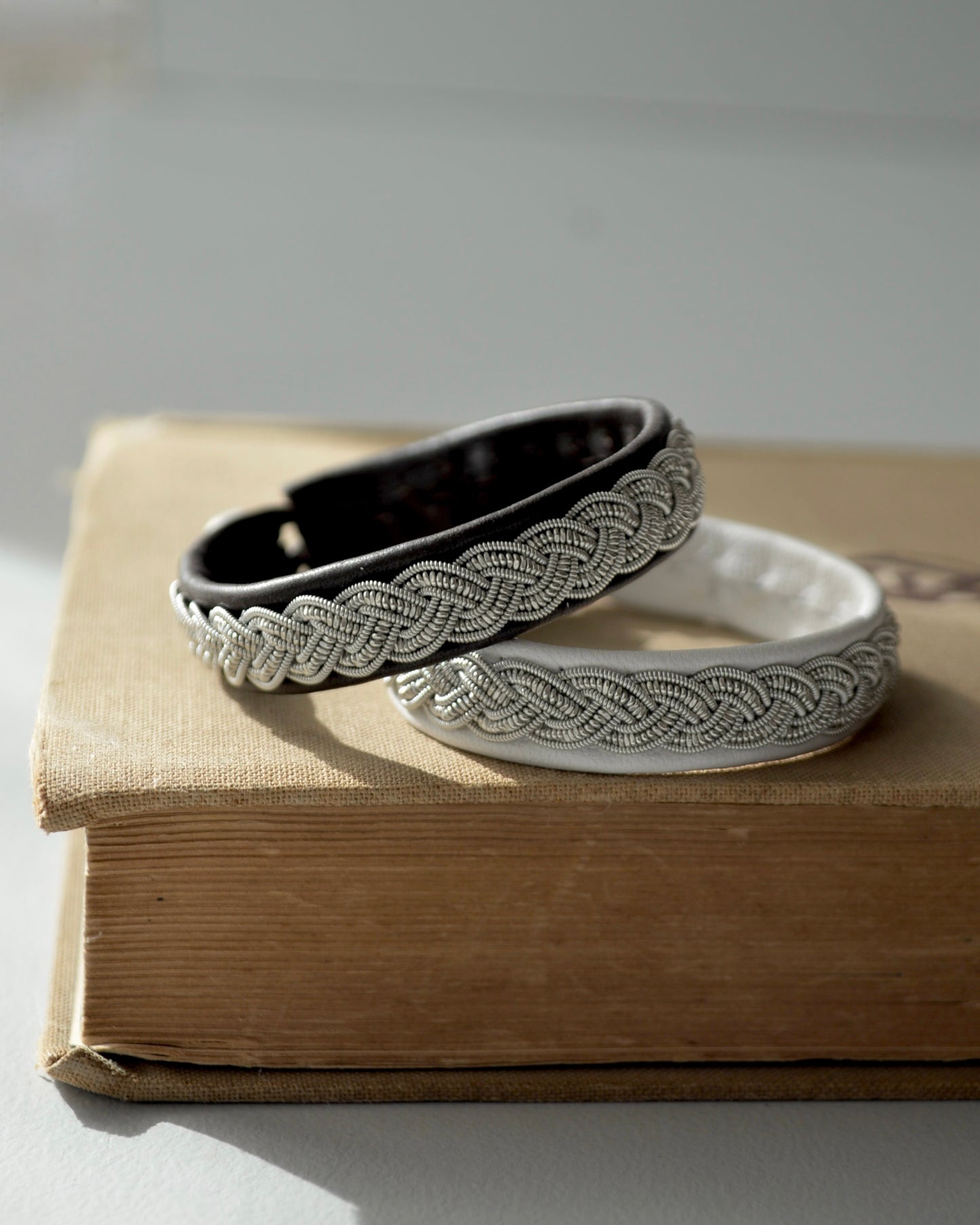 重厚で静かな光、ダークブラウンのブレスレット