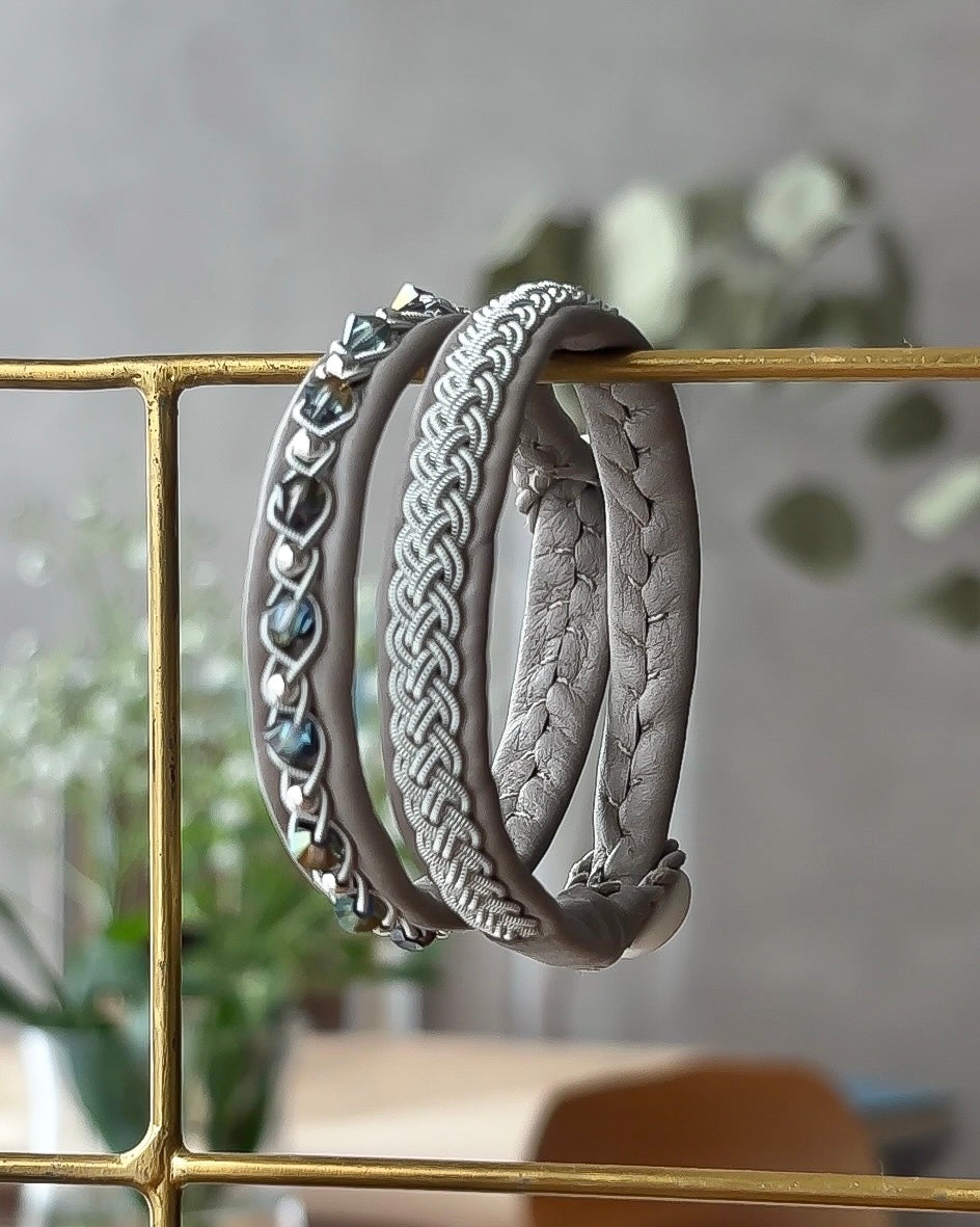 重ねてひとつ、2本仕立てのグレージュブレス|受注制作