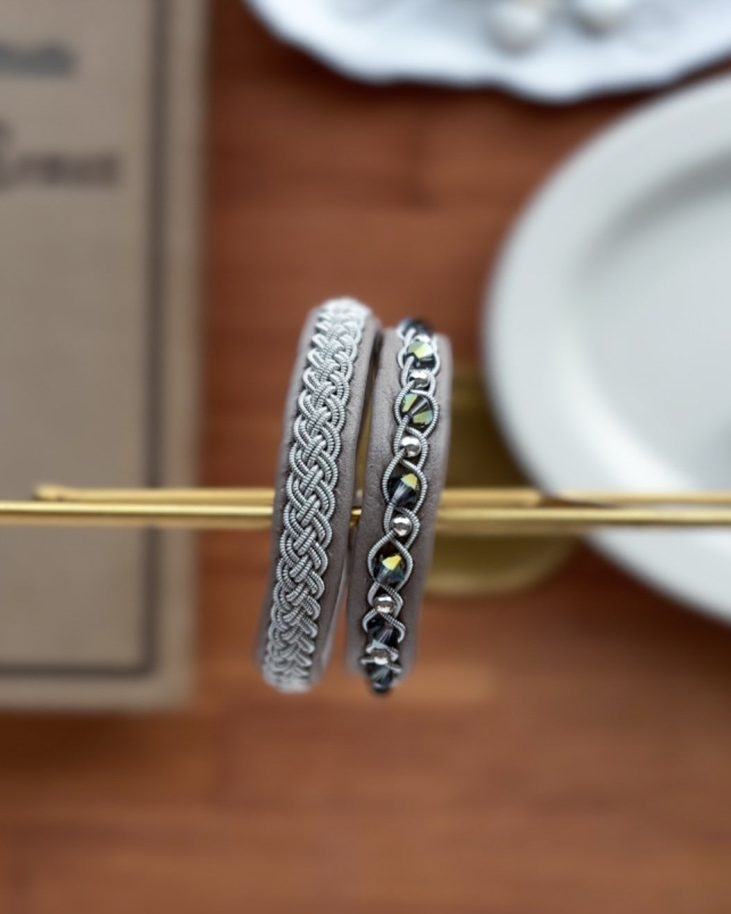 重ねてひとつ、2本仕立てのグレージュブレス|受注制作