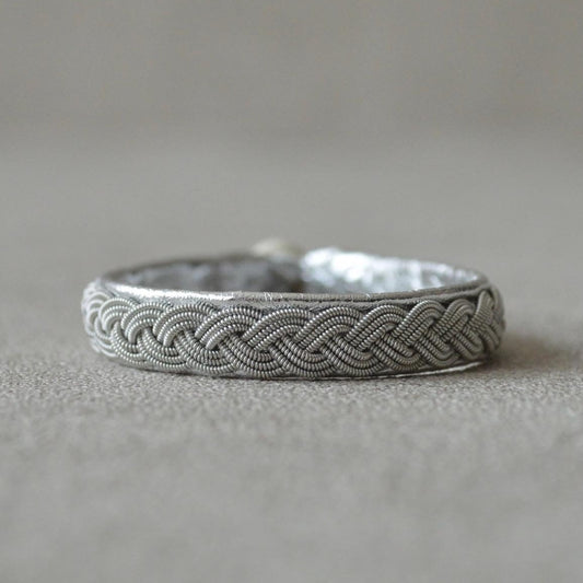 華やかな手元を演出する、シルバーの細めブレスレット