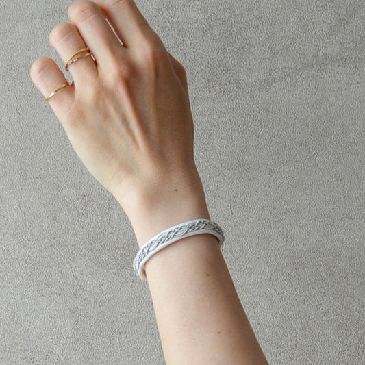 革紐のカーブが美しい 細めサーミブレス